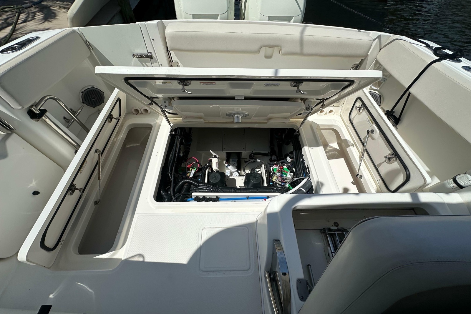 2018 Boston Whaler 320 Vantage