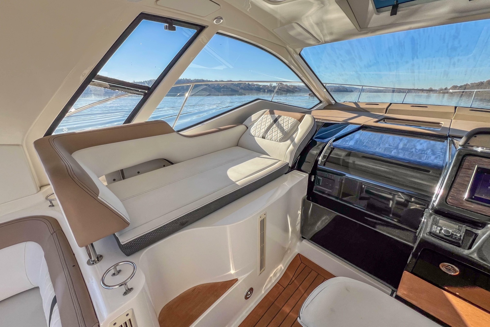 2018 Sea Ray Sundancer 350 Coupe