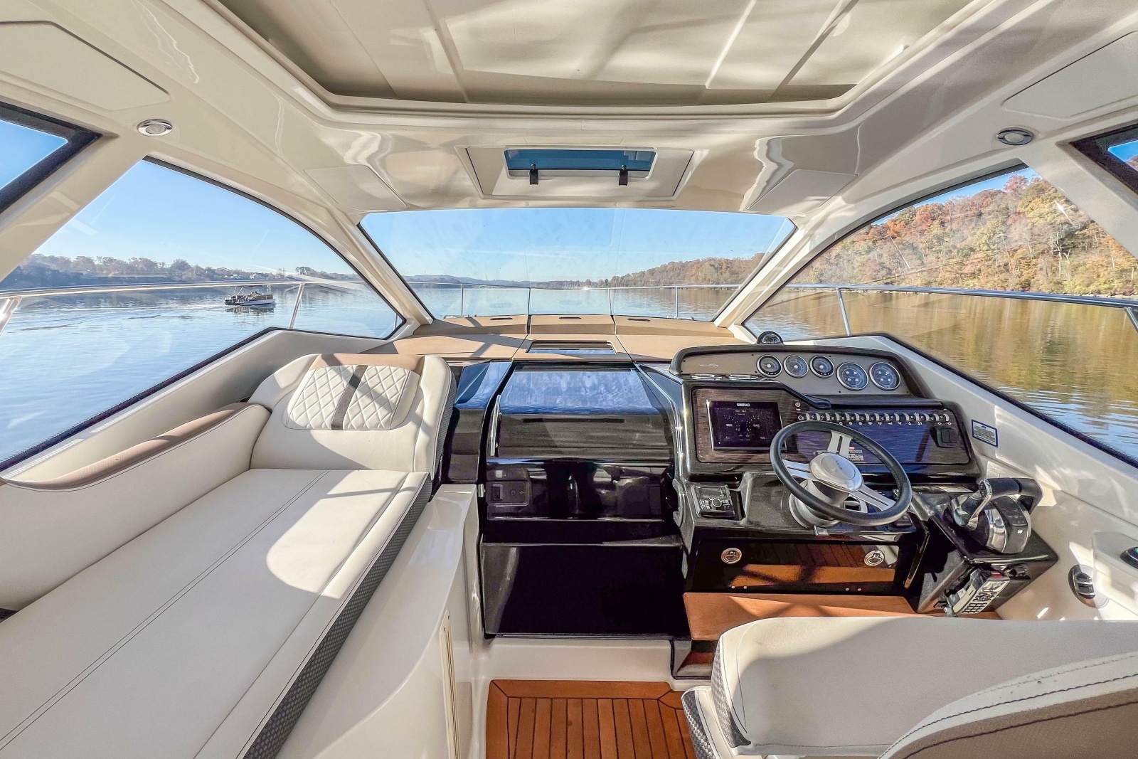 2018 Sea Ray Sundancer 350 Coupe