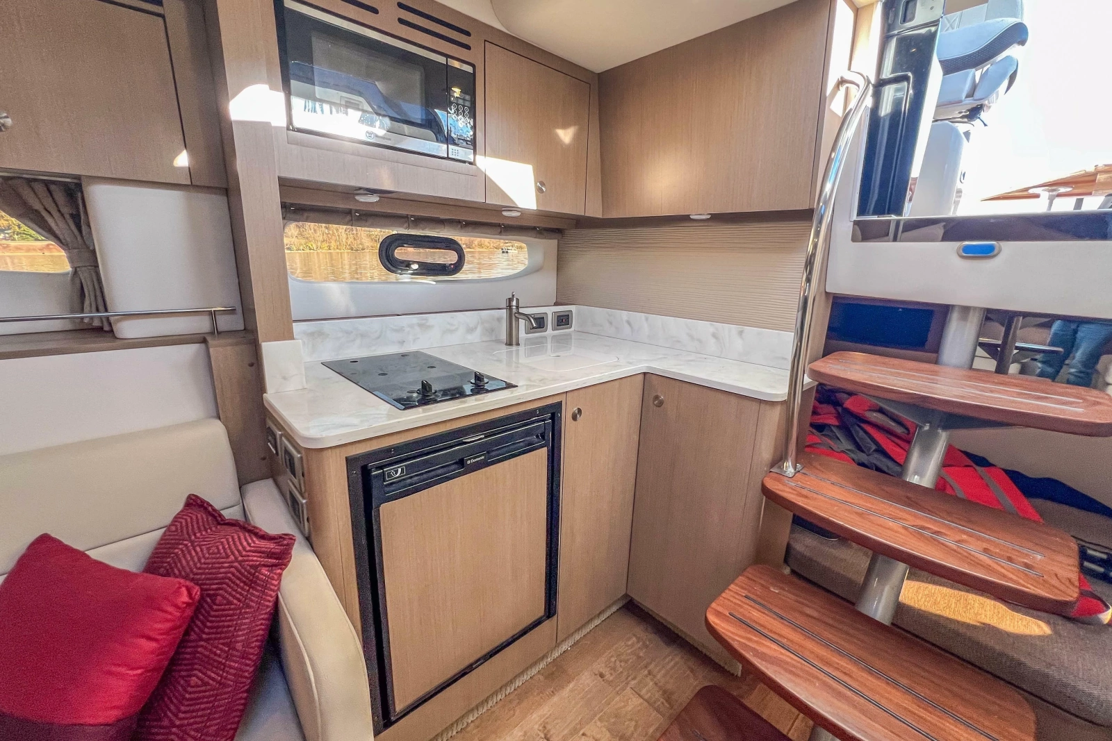 2018 Sea Ray Sundancer 350 Coupe