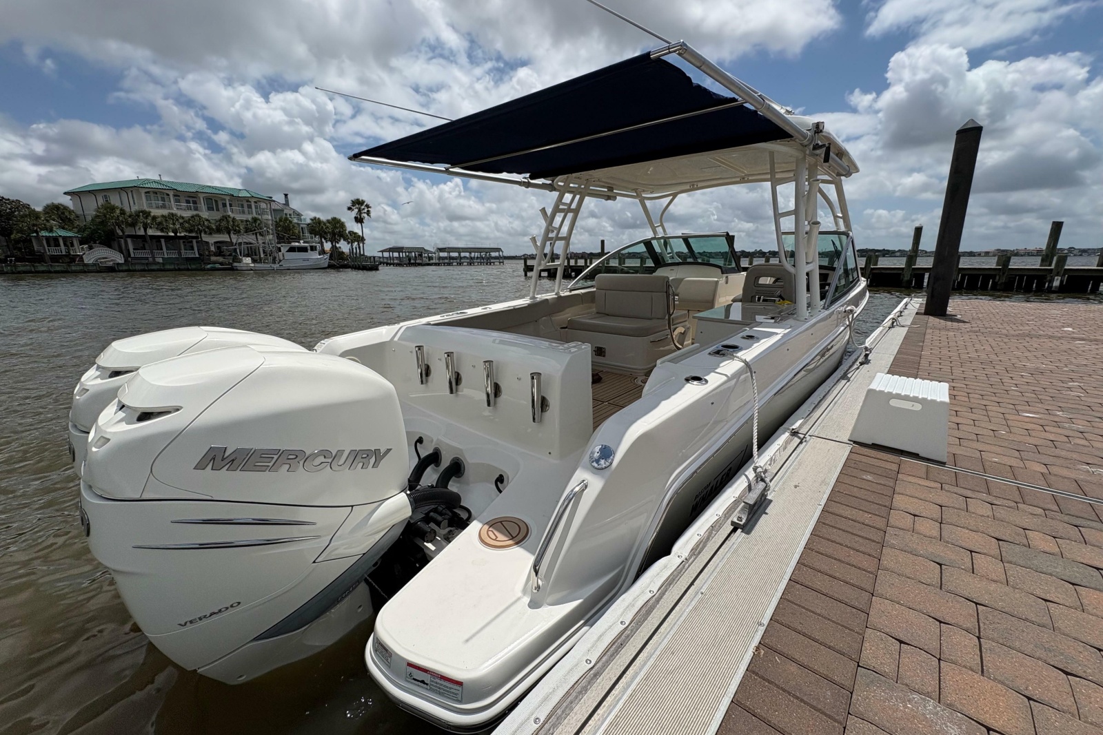 2017 Boston Whaler 270 Vantage