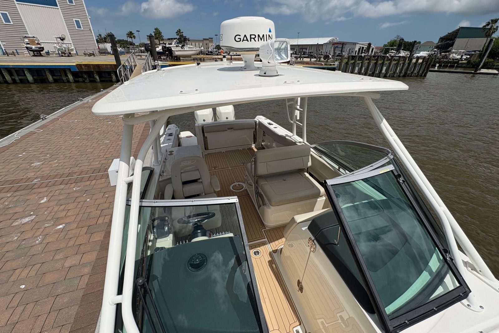 2017 Boston Whaler 270 Vantage