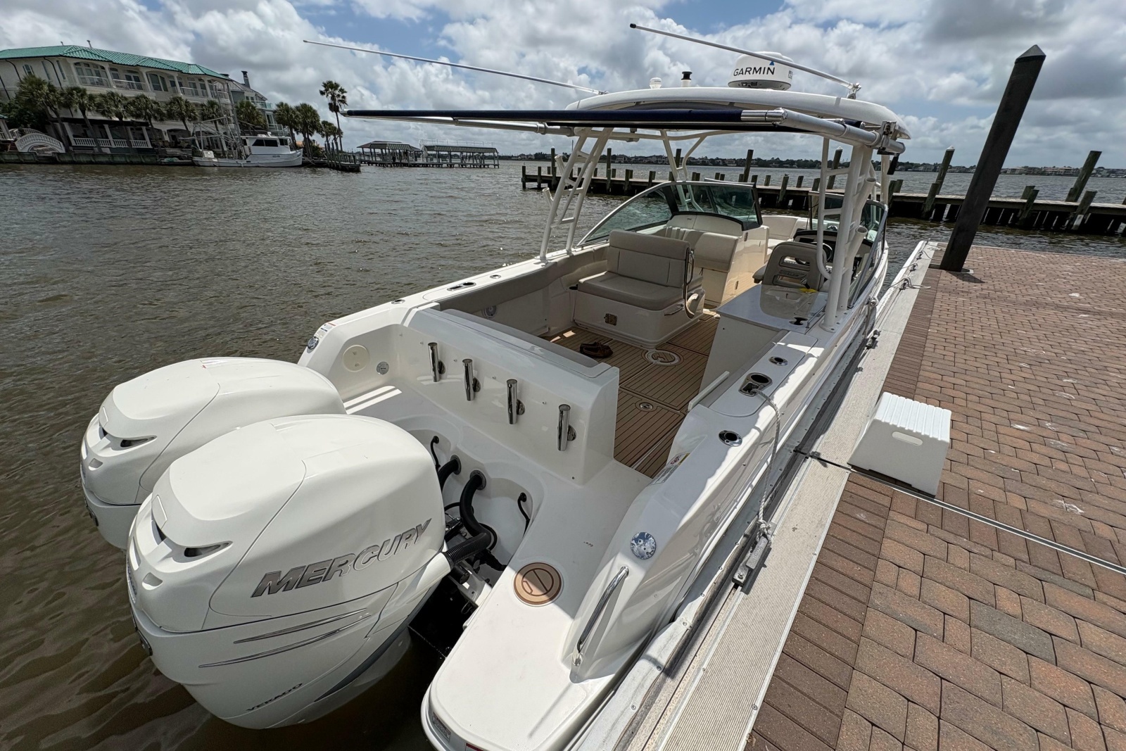 2017 Boston Whaler 270 Vantage