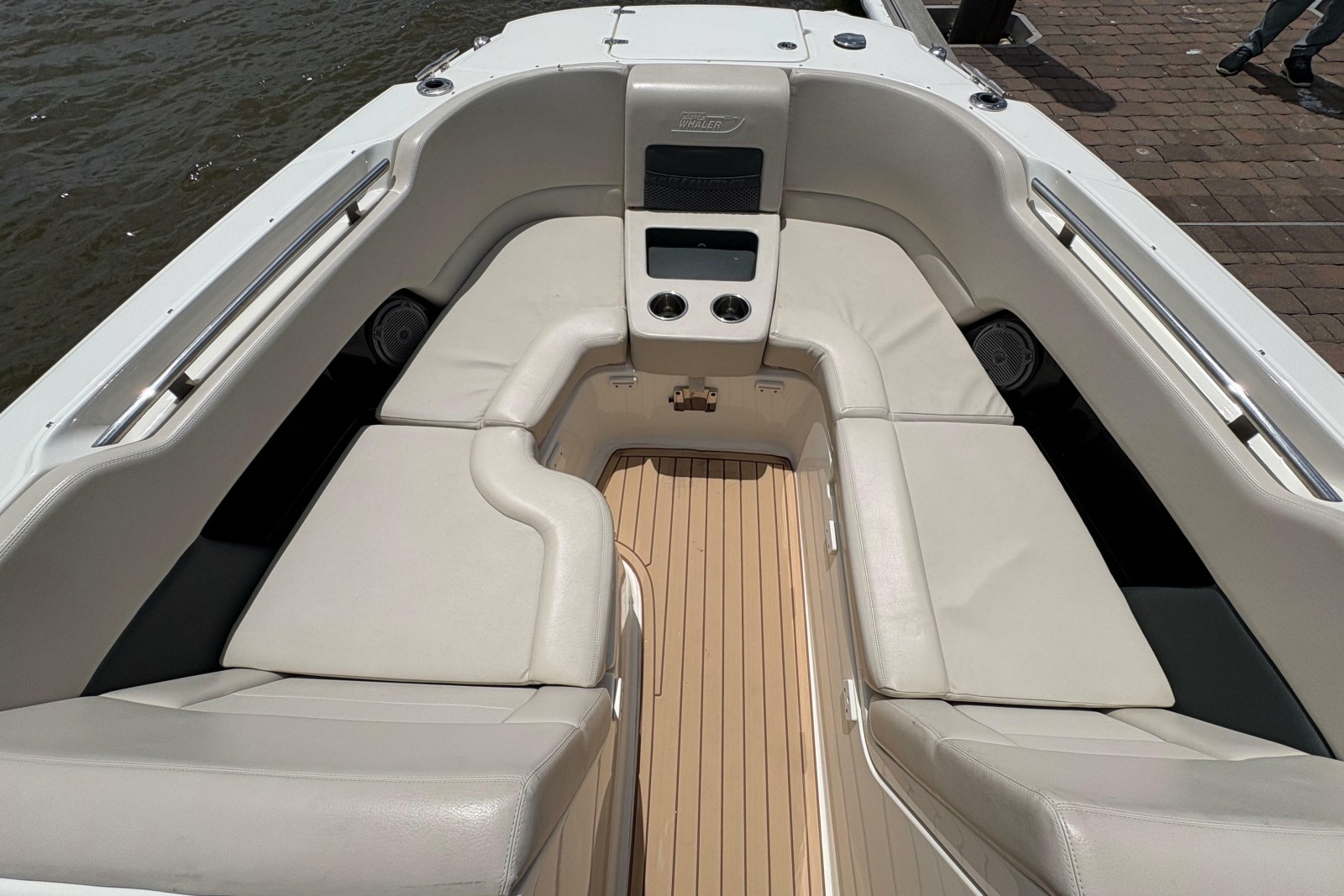 2017 Boston Whaler 270 Vantage
