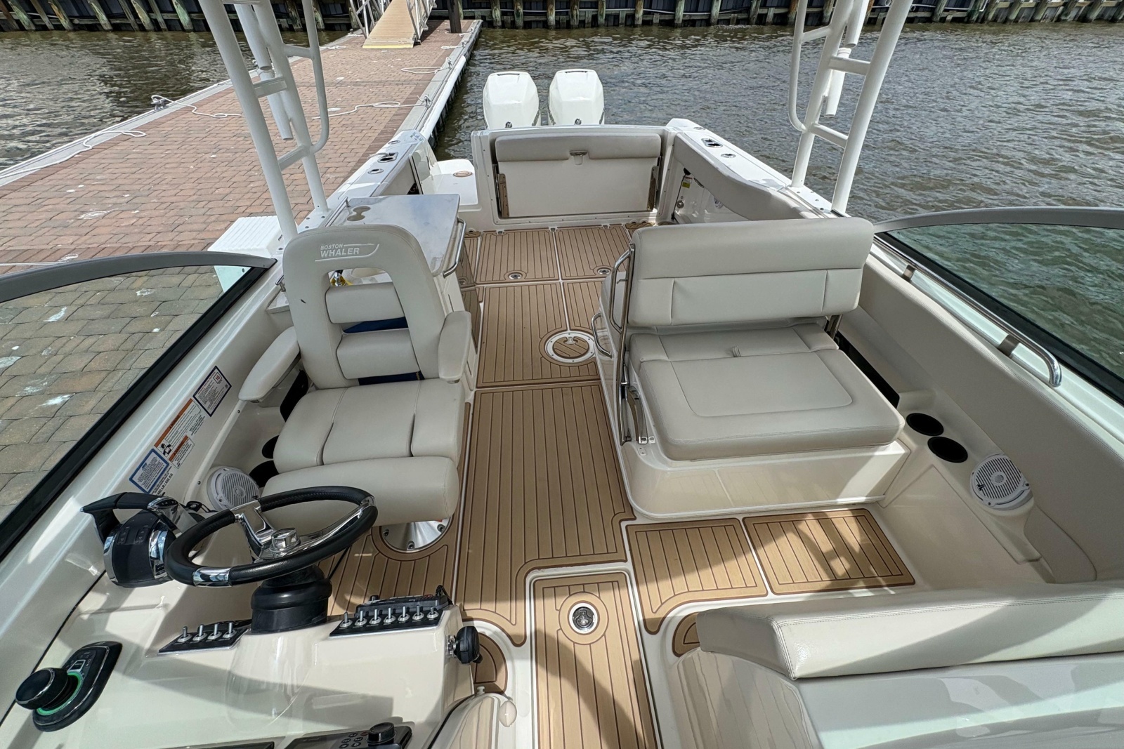 2017 Boston Whaler 270 Vantage
