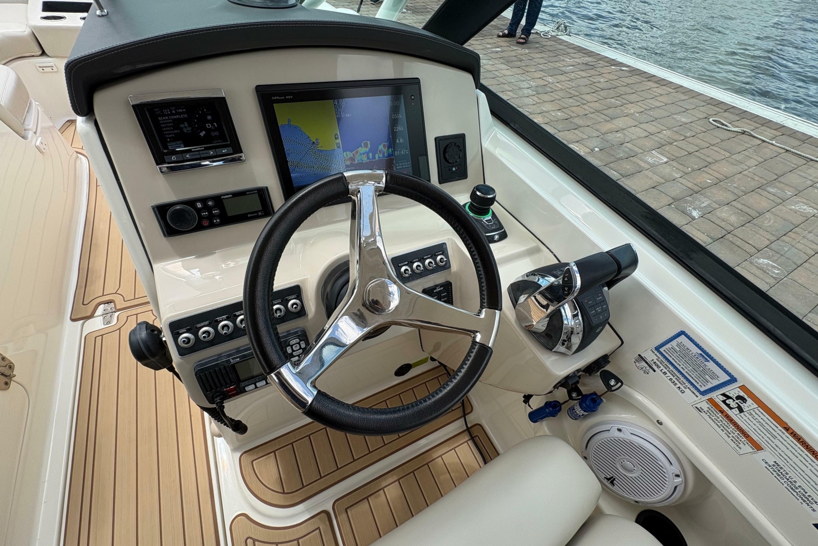 2017 Boston Whaler 270 Vantage