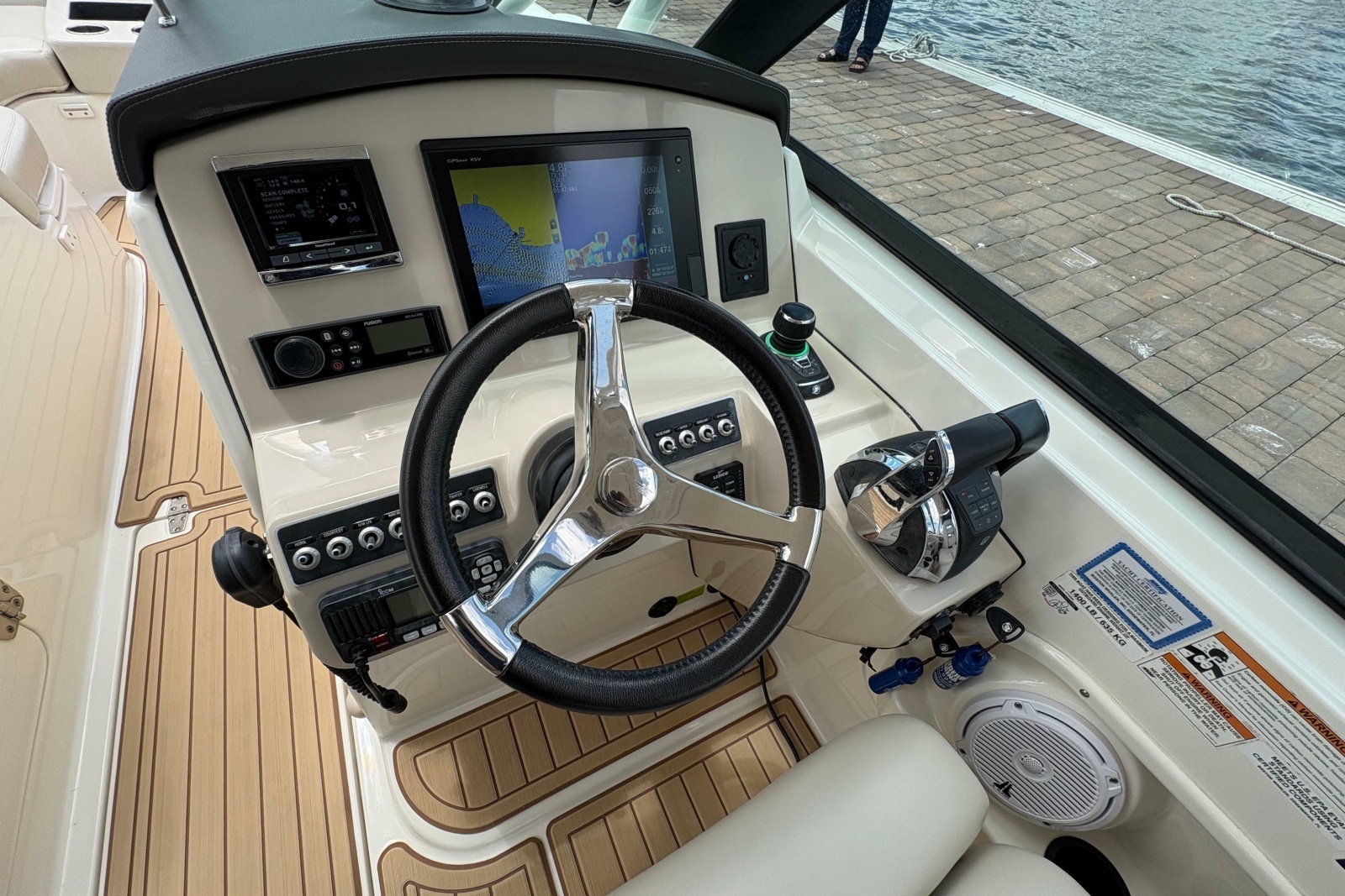 2017 Boston Whaler 270 Vantage