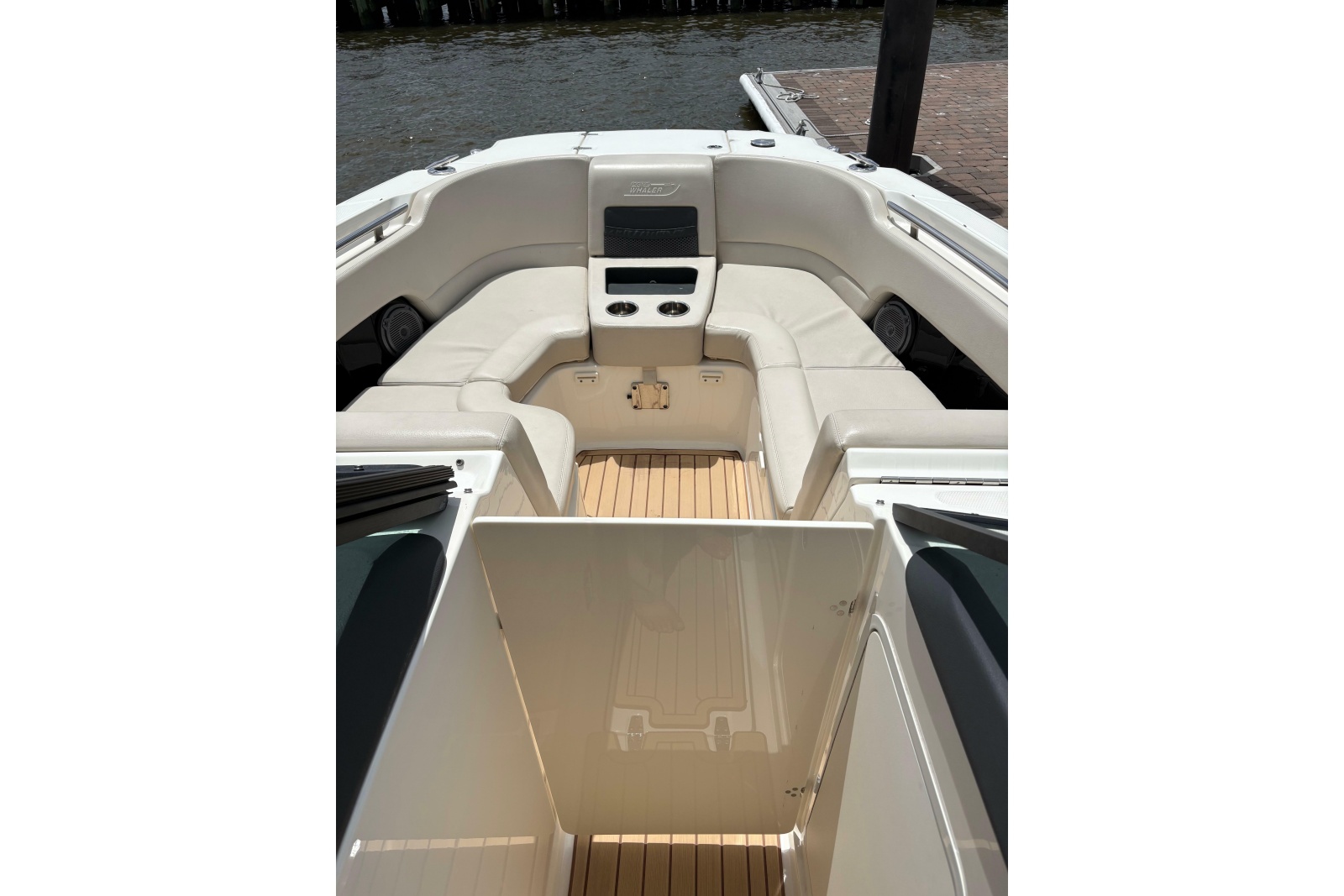 2017 Boston Whaler 270 Vantage