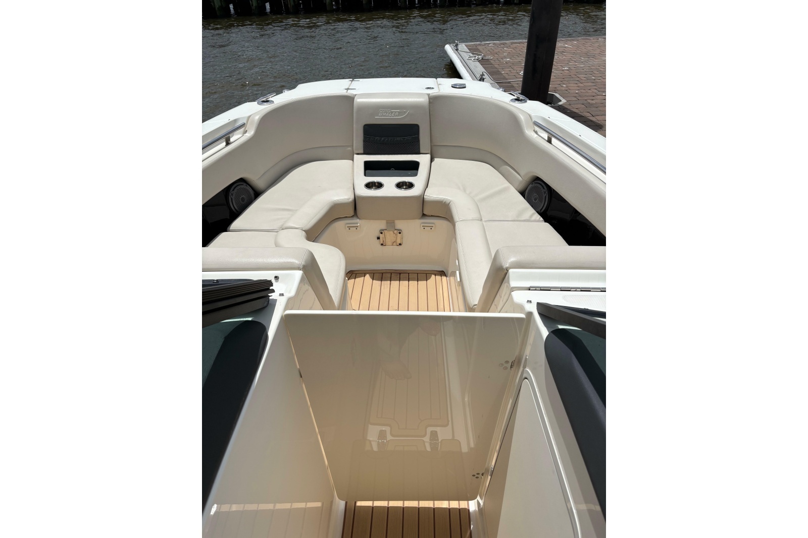 2017 Boston Whaler 270 Vantage