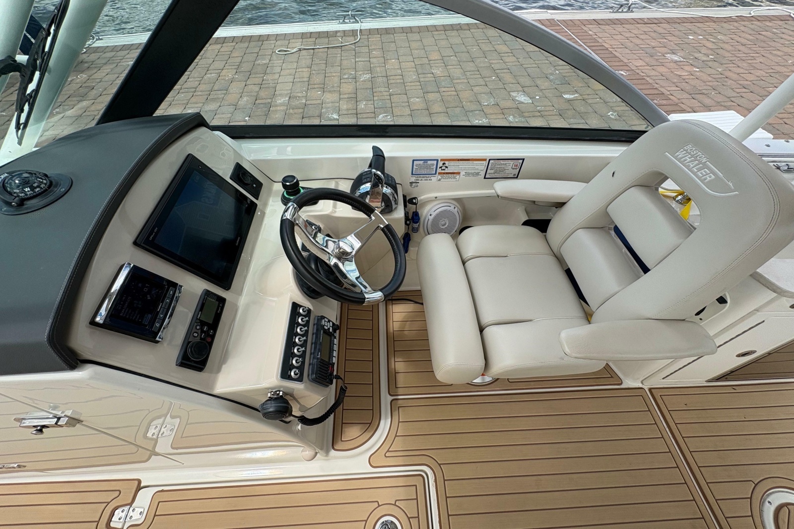 2017 Boston Whaler 270 Vantage
