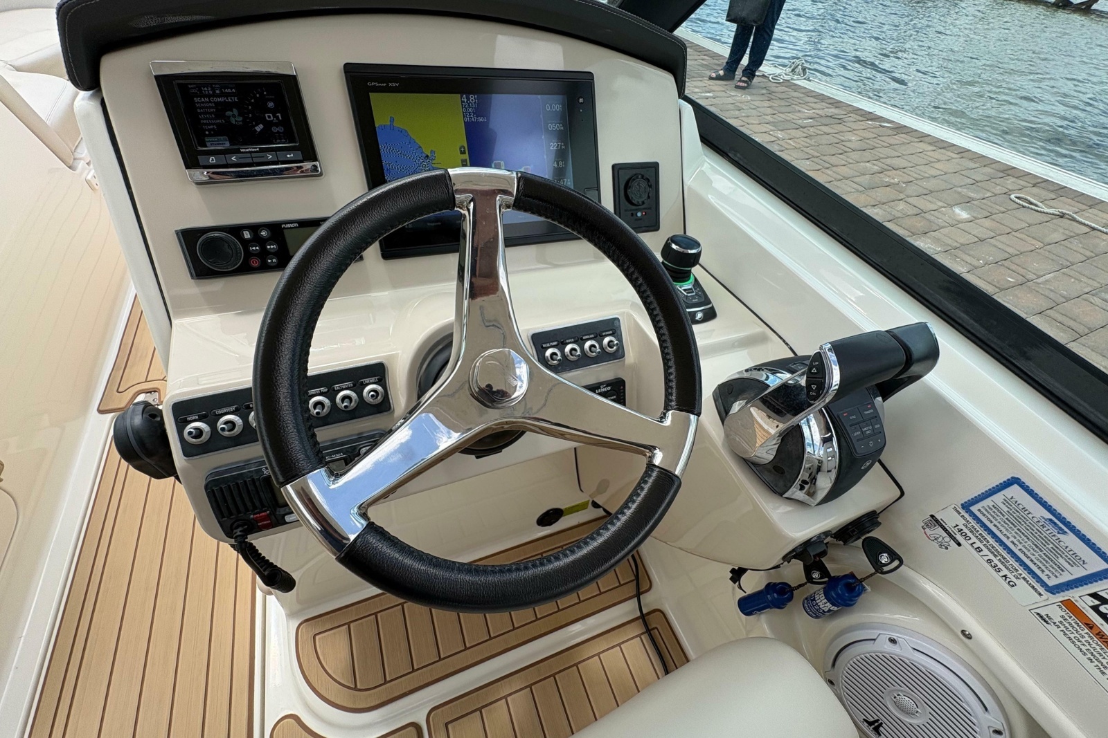 2017 Boston Whaler 270 Vantage