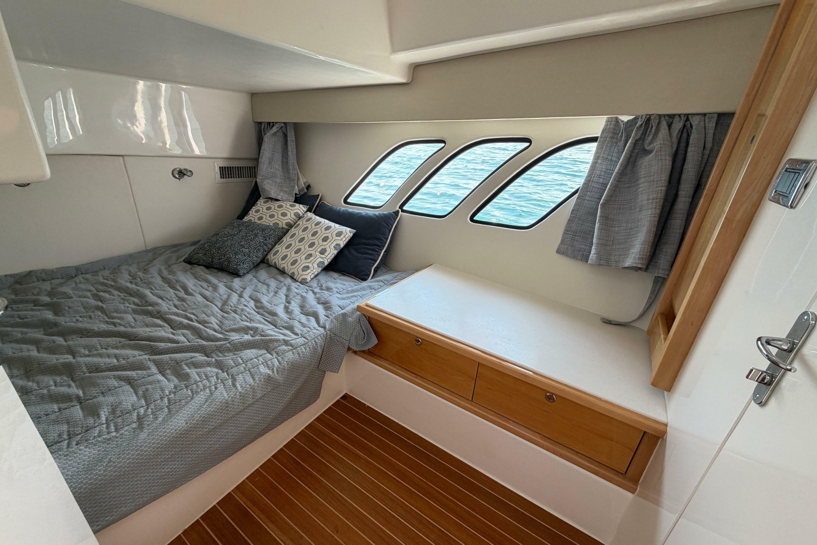 2017 Intrepid 475 Sport Yacht