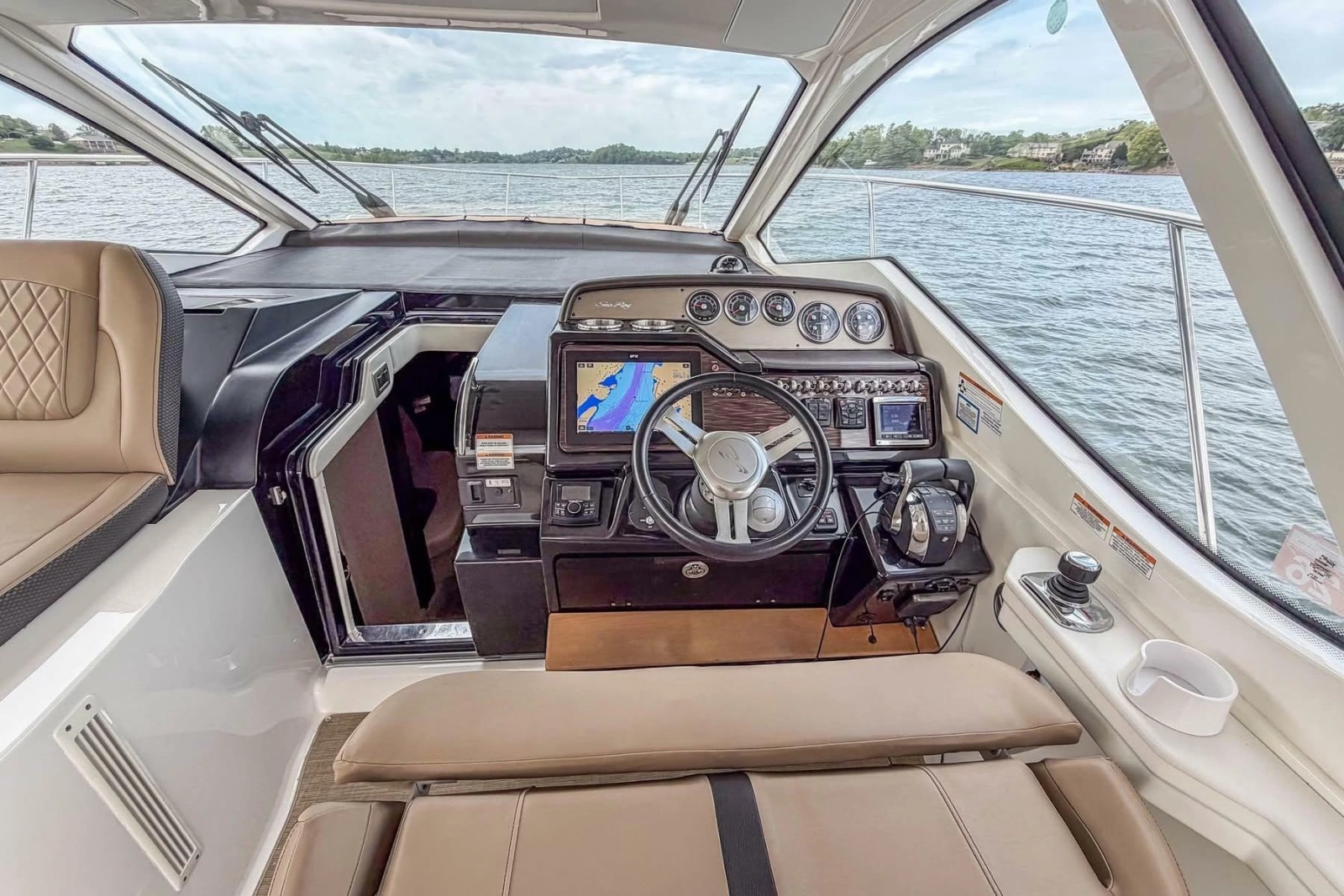 2017 Sea Ray Sundancer 350 Coupe