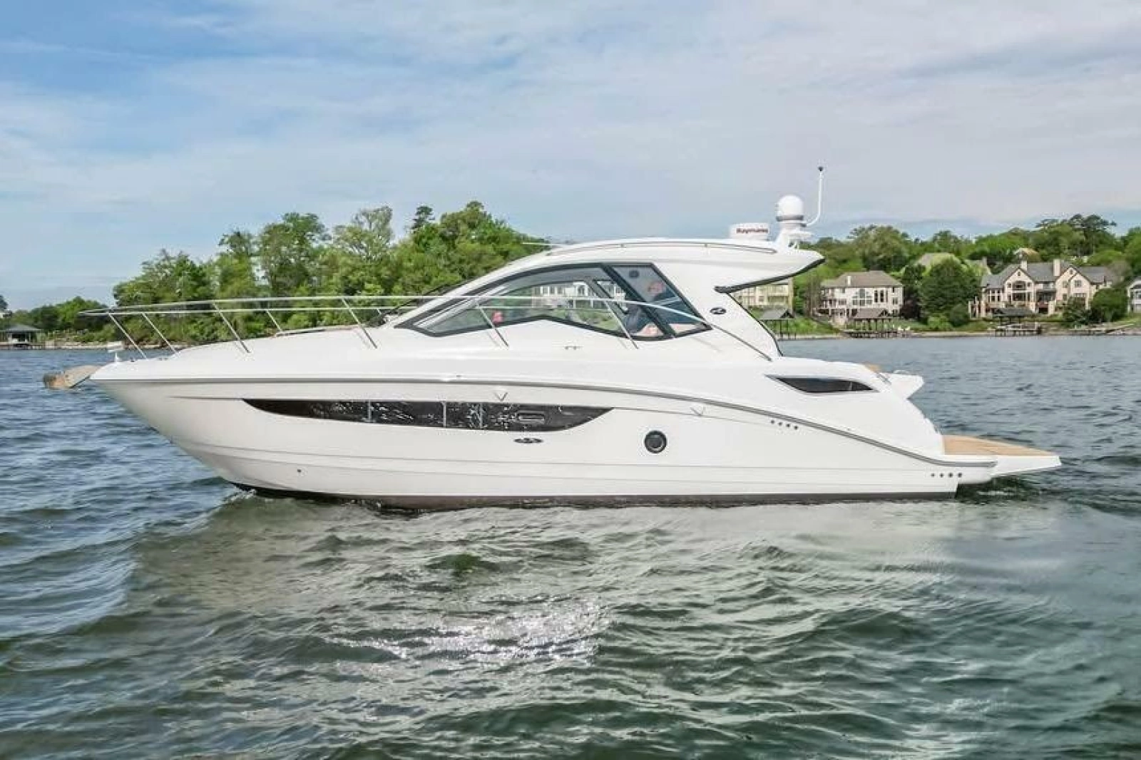 2017 Sea Ray Sundancer 350 Coupe