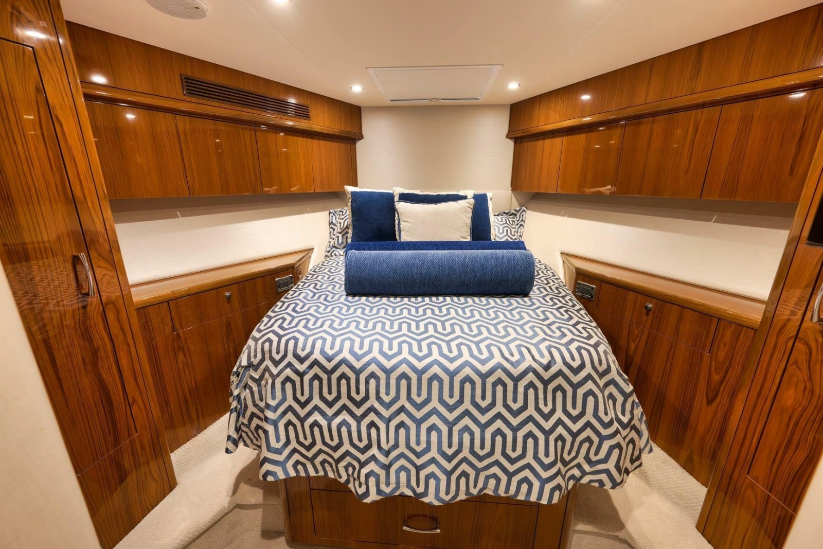2015 Hatteras GT70