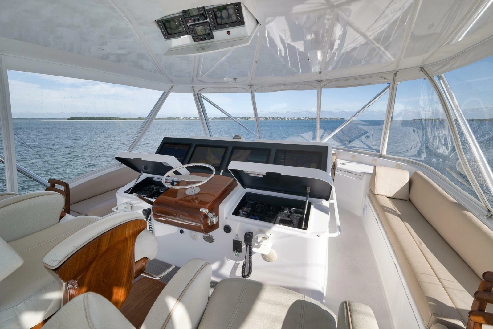 2015 Hatteras GT70