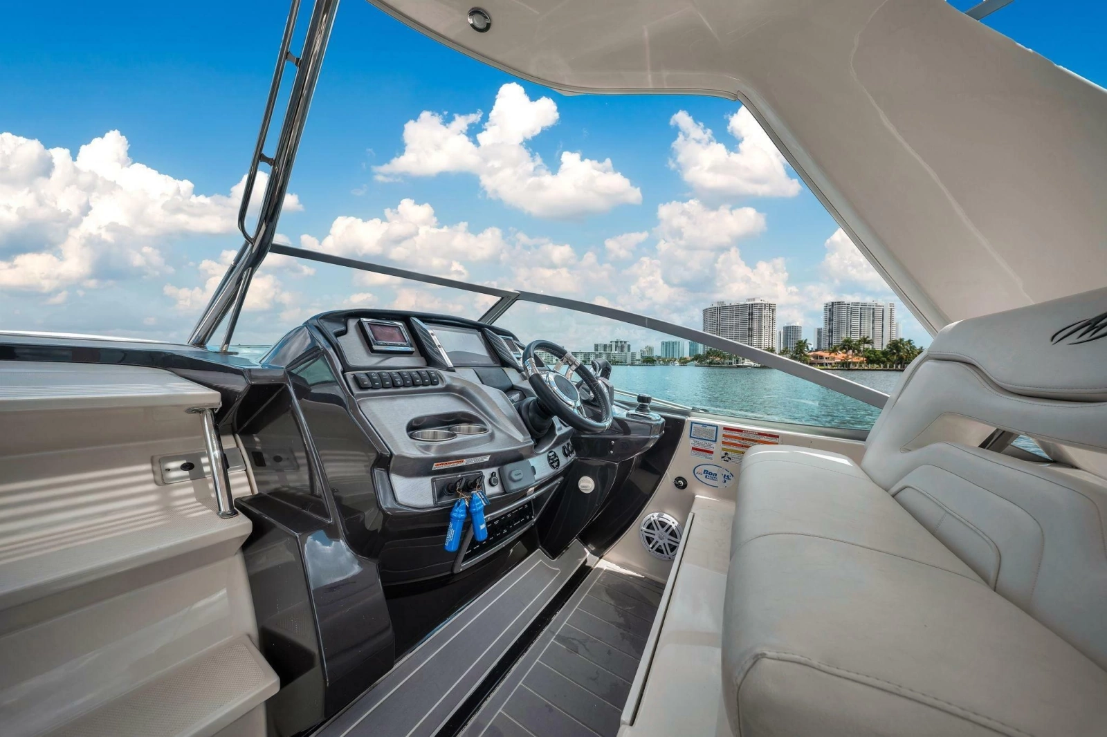 2014 Monterey 320 Sport Yacht