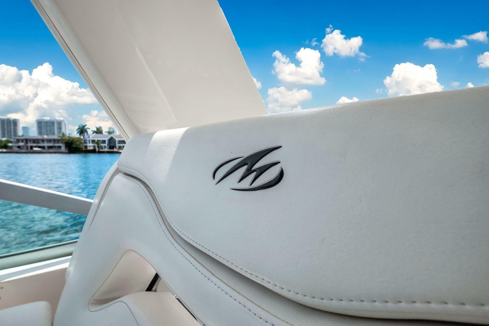 2014 Monterey 320 Sport Yacht