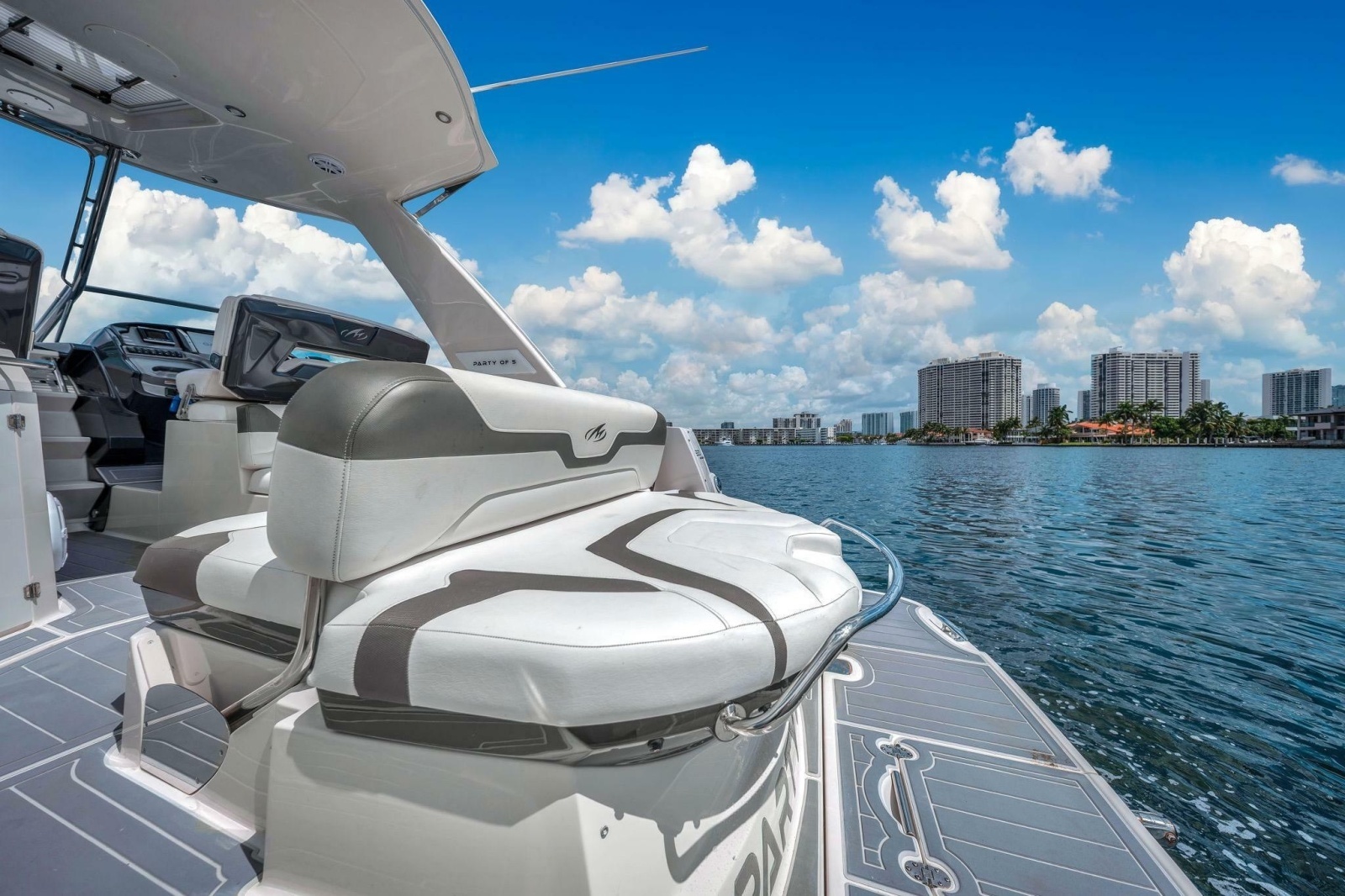 2014 Monterey 320 Sport Yacht