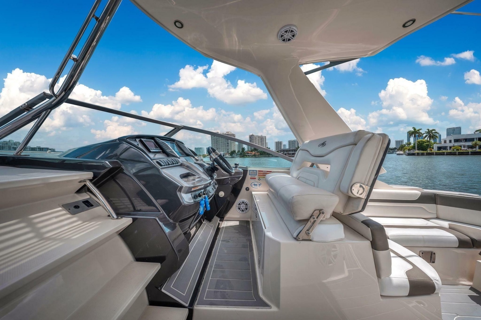 2014 Monterey 320 Sport Yacht