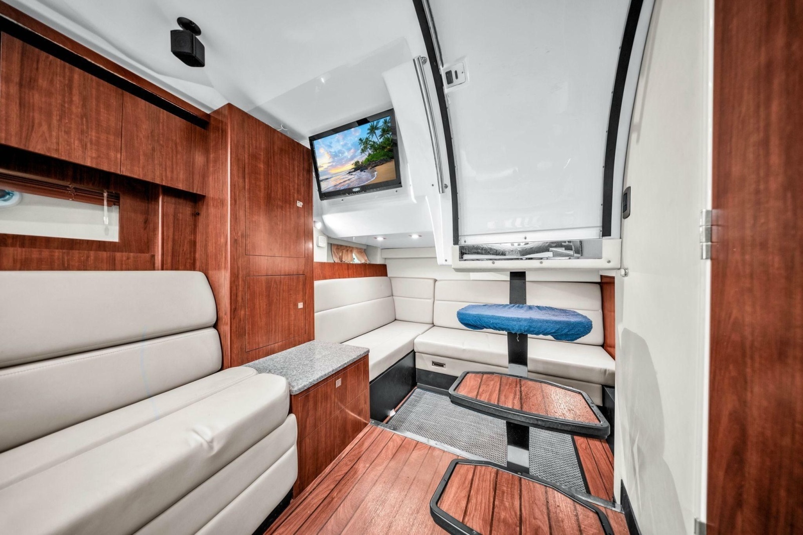 2014 Monterey 320 Sport Yacht