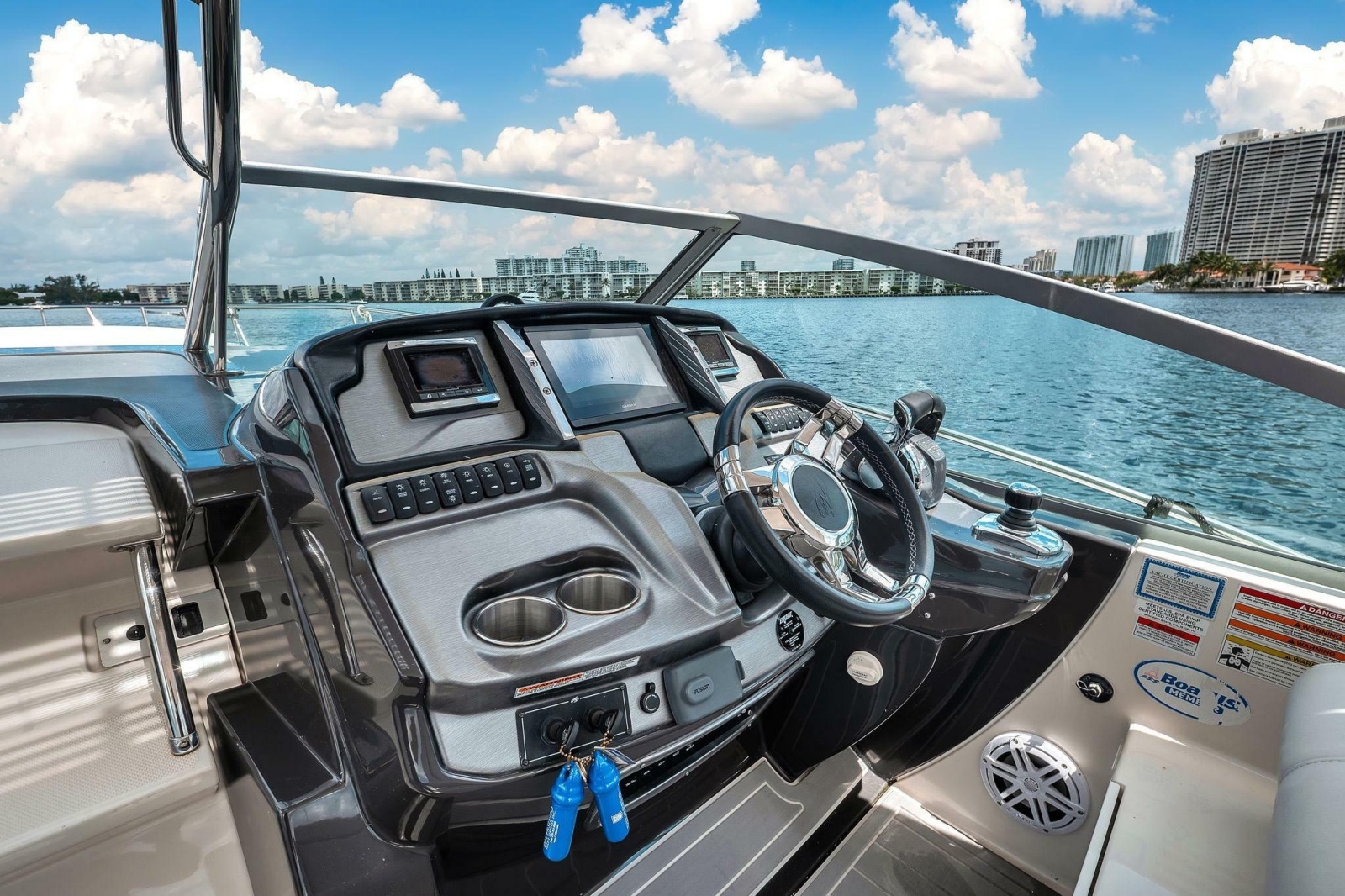 2014 Monterey 320 Sport Yacht