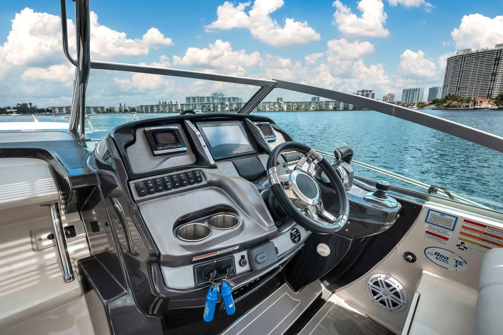 2014 Monterey 320 Sport Yacht