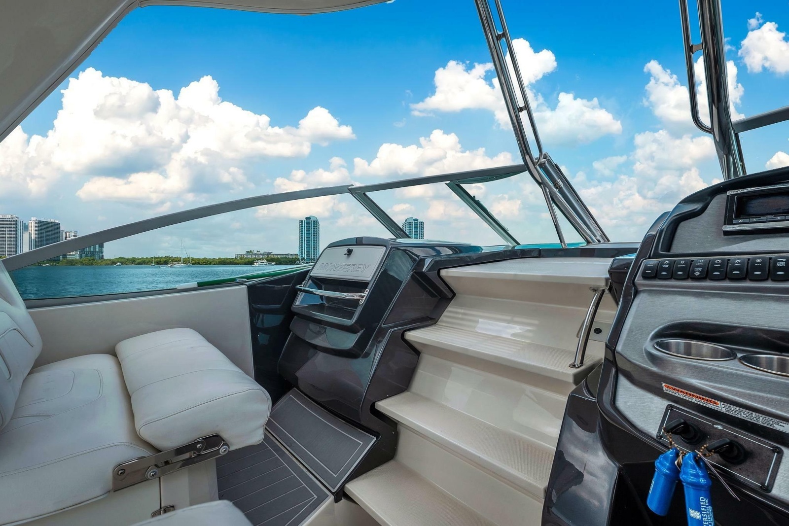 2014 Monterey 320 Sport Yacht