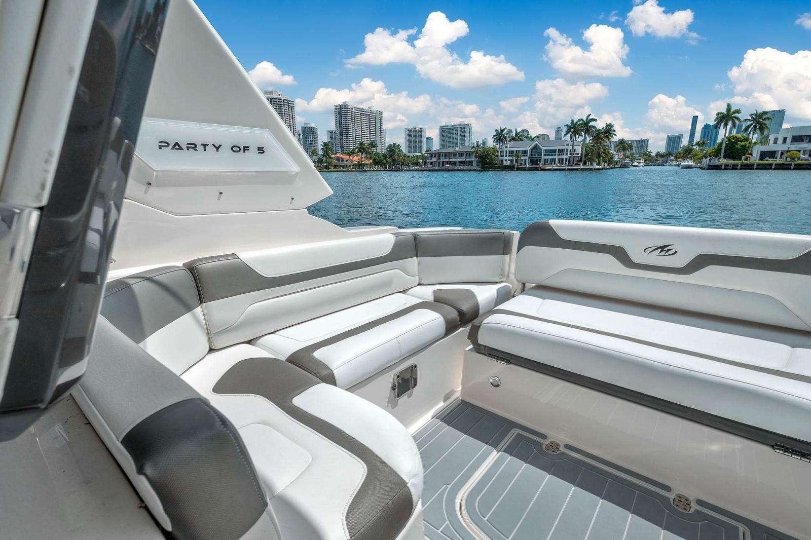 2014 Monterey 320 Sport Yacht
