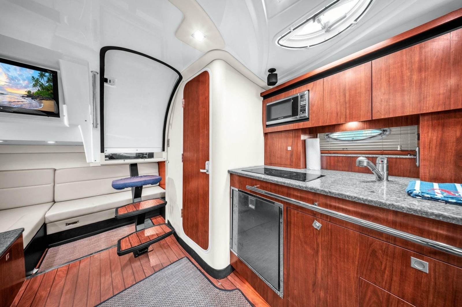 2014 Monterey 320 Sport Yacht