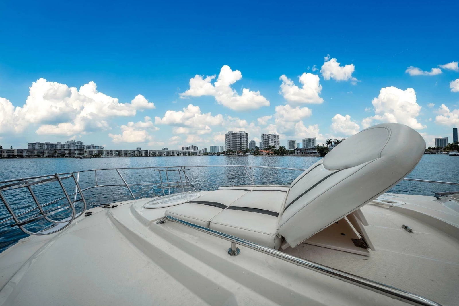 2014 Monterey 320 Sport Yacht
