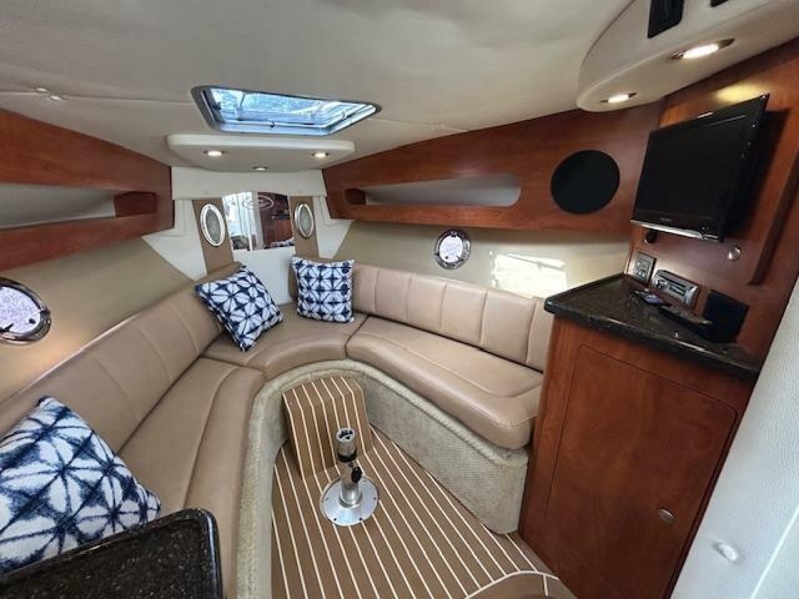 2013 Rinker 290 Express Cruiser
