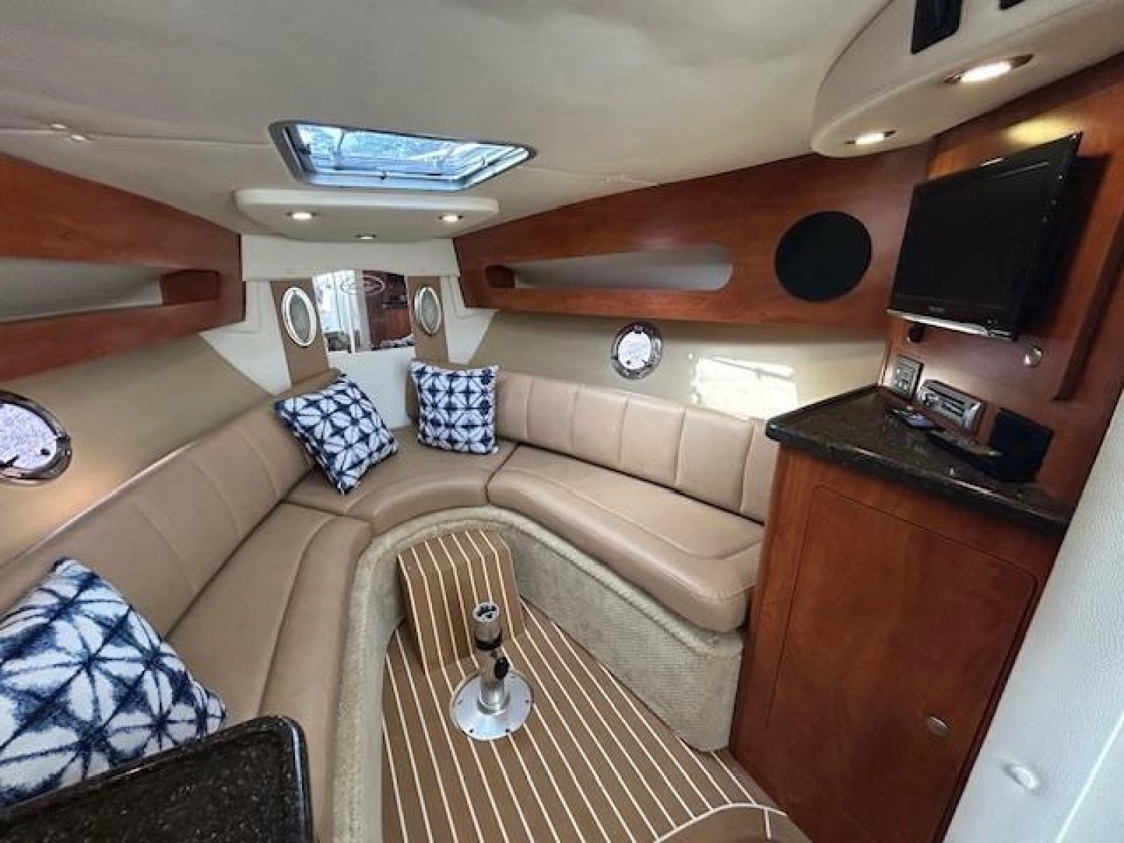 2013 Rinker 290 Express Cruiser