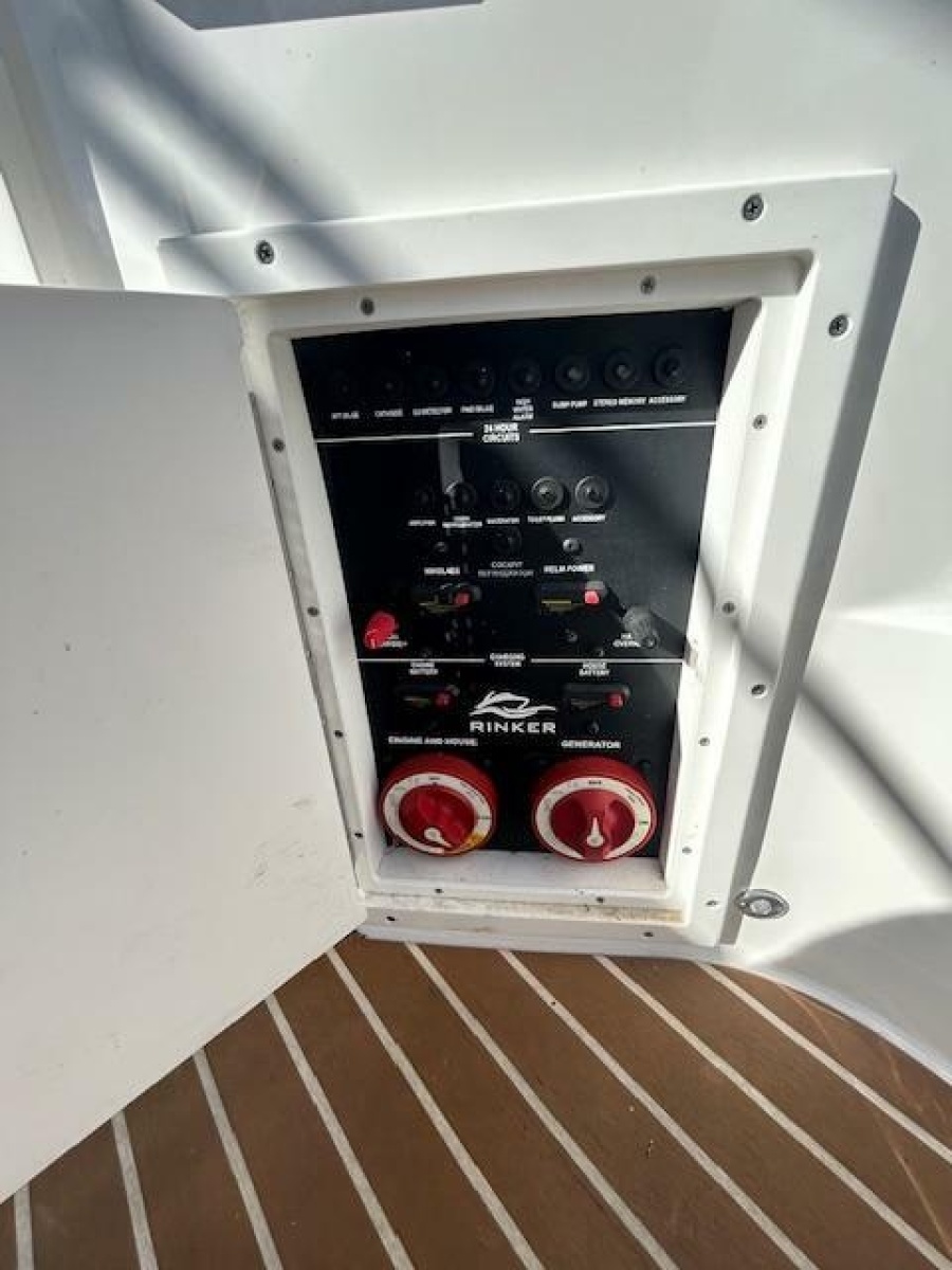 2013 Rinker 290 Express Cruiser