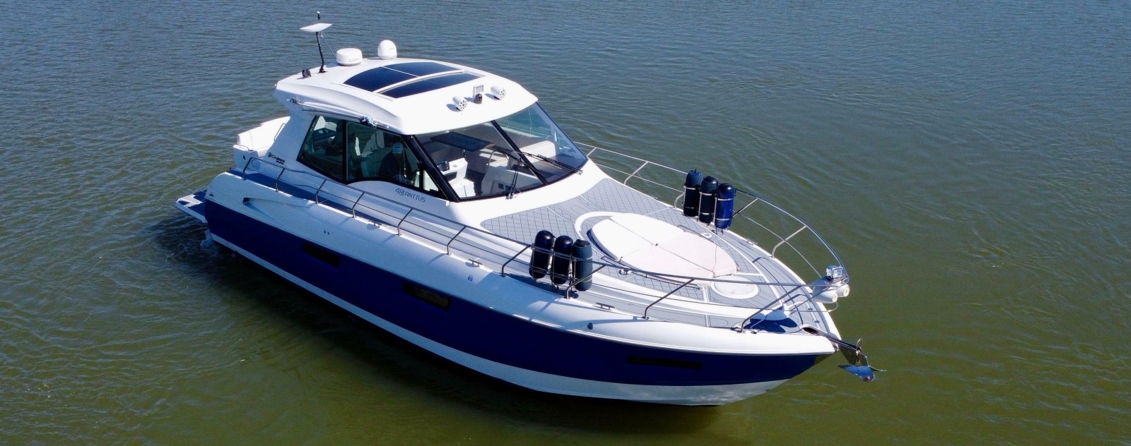 2012 Cruisers Yachts 48 Cantius