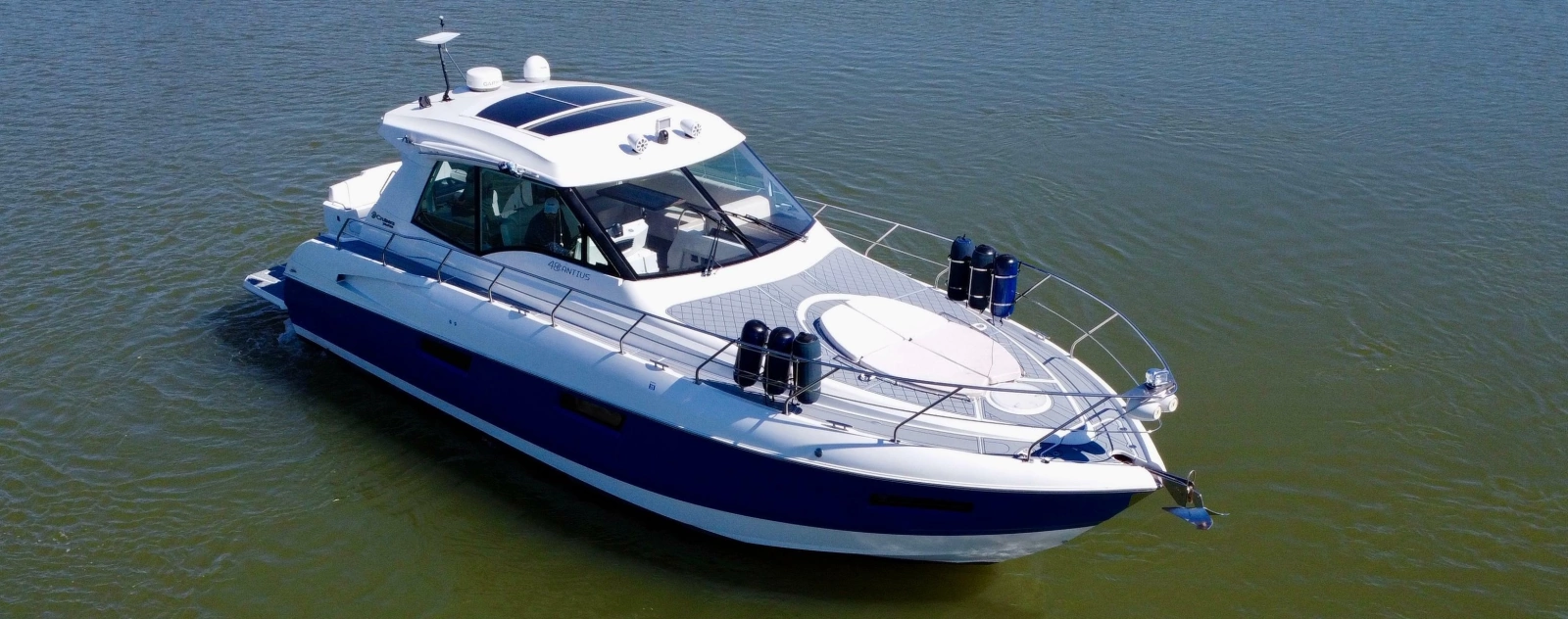 2012 Cruisers Yachts 48 Cantius