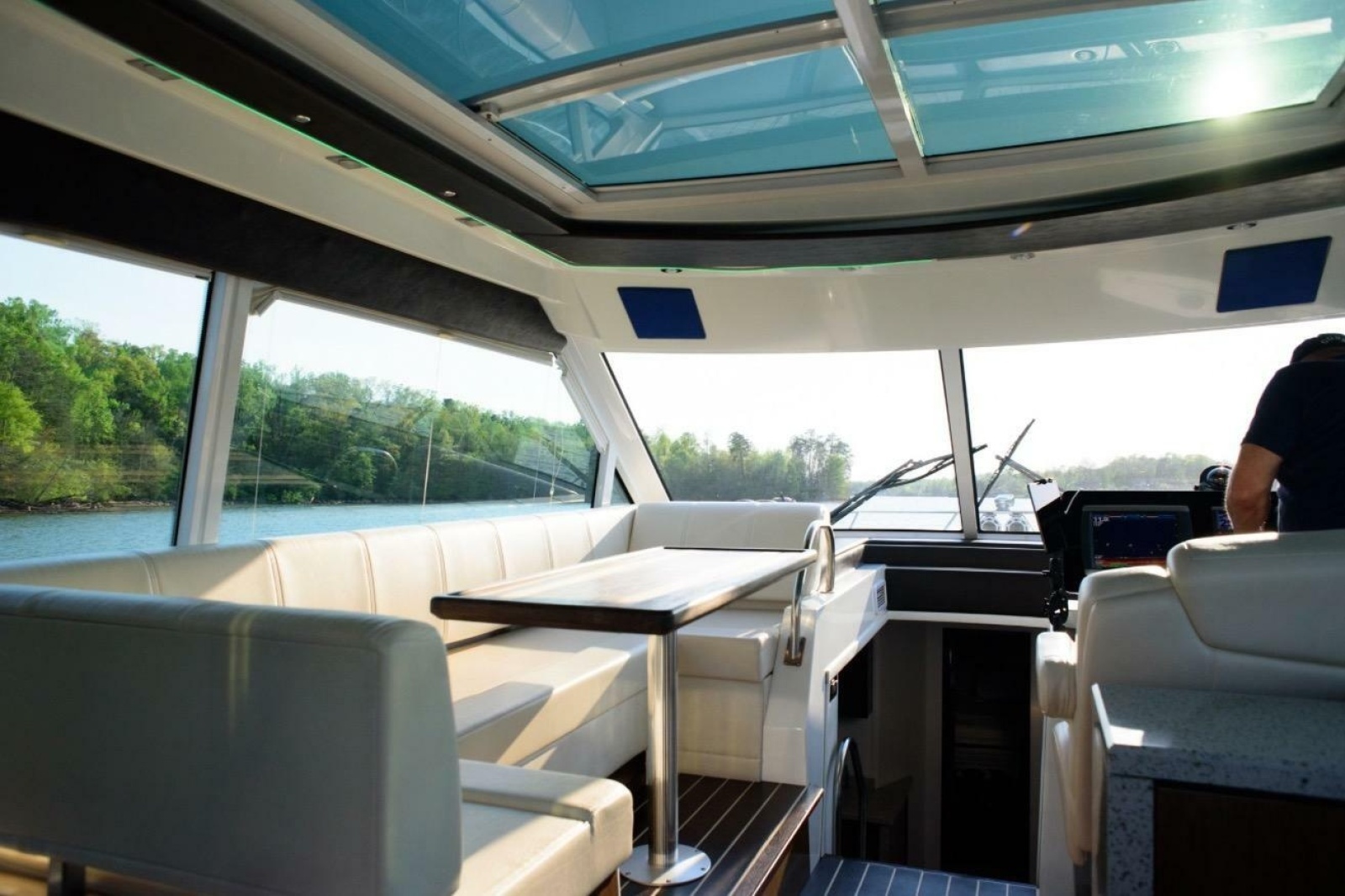 2012 Cruisers Yachts 48 Cantius