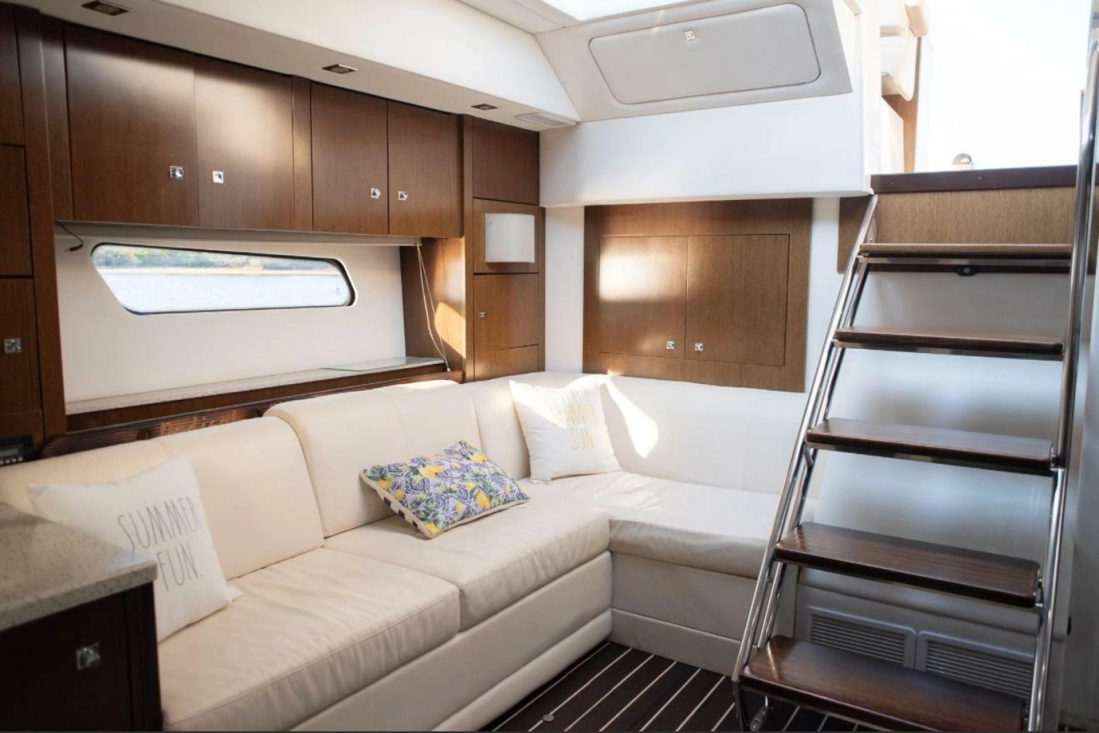 2012 Cruisers Yachts 48 Cantius