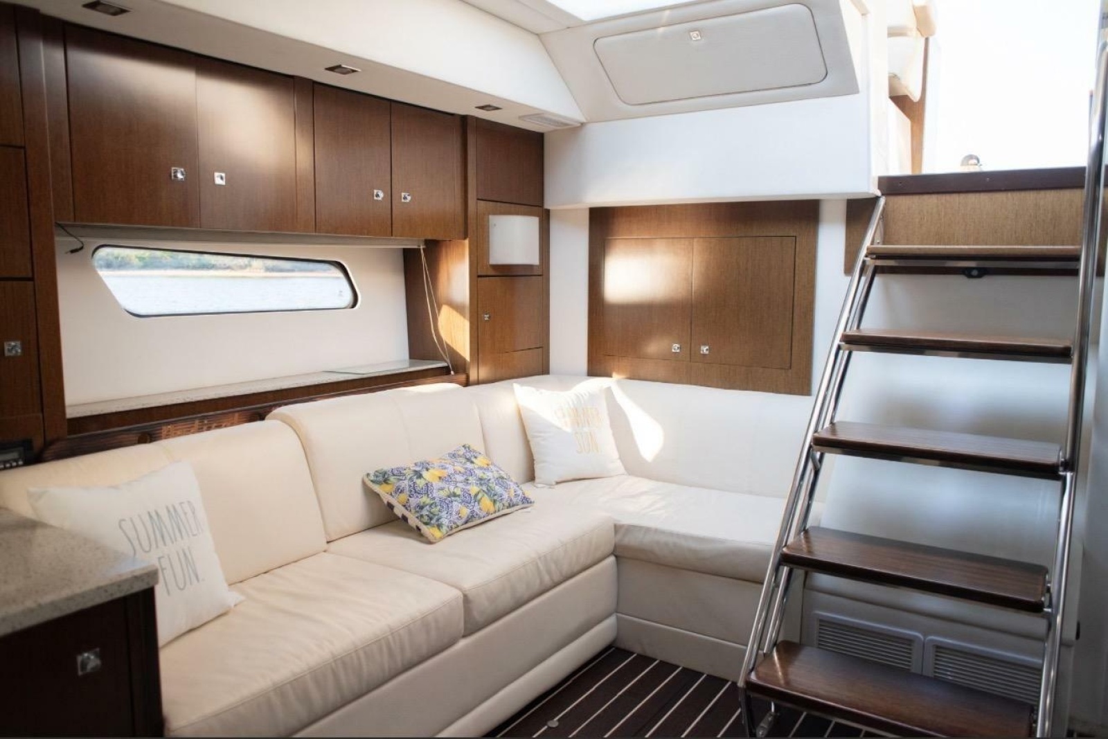 2012 Cruisers Yachts 48 Cantius