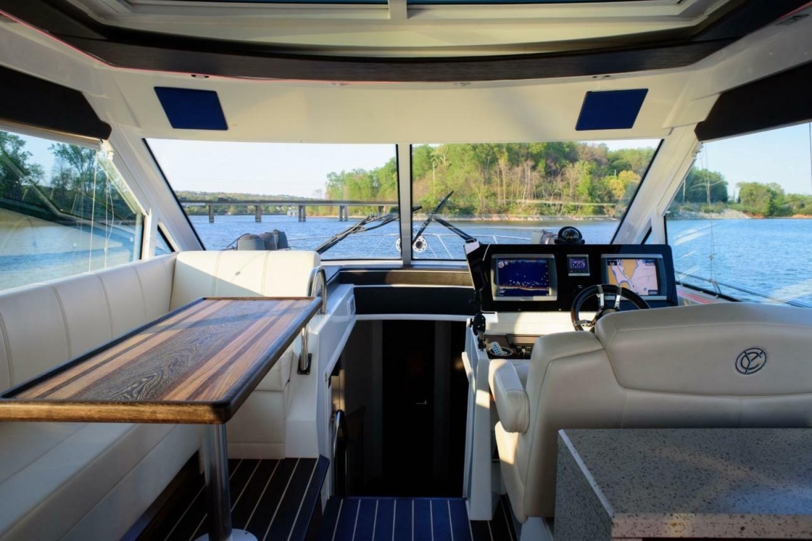 2012 Cruisers Yachts 48 Cantius