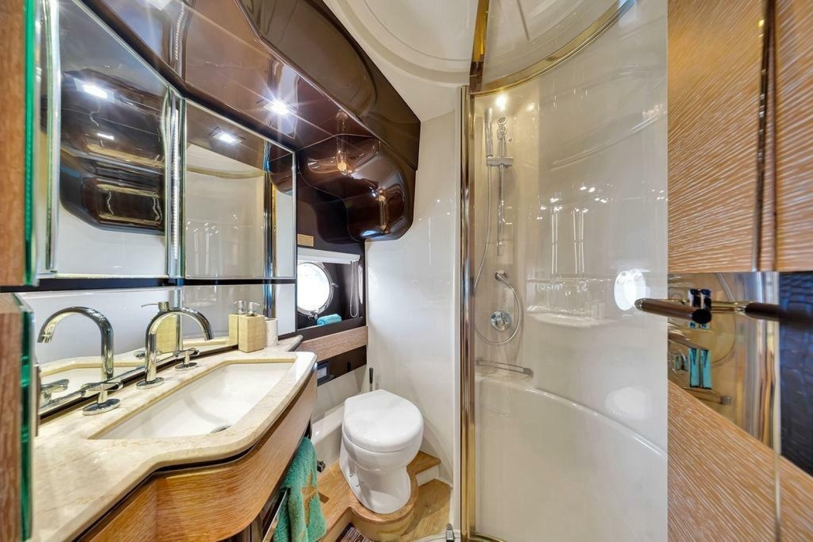 2011 Azimut 70