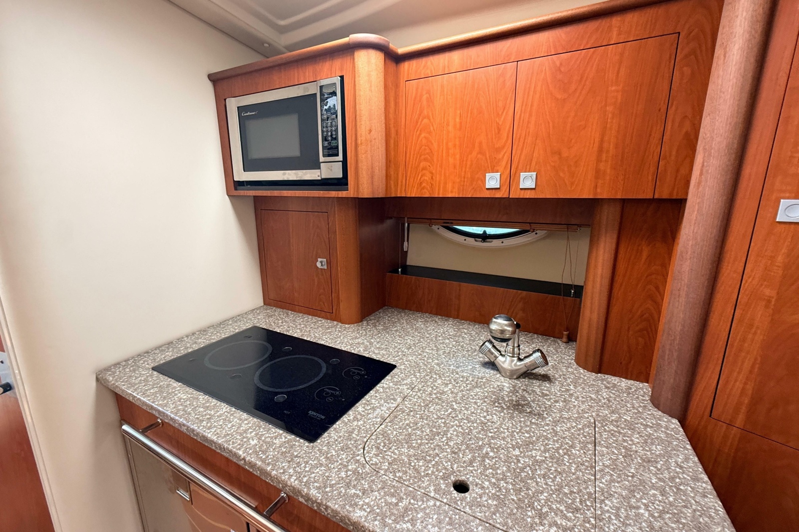 2011 Monterey 320 Sport Yacht