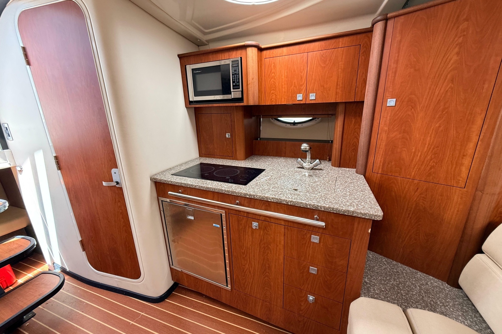 2011 Monterey 320 Sport Yacht