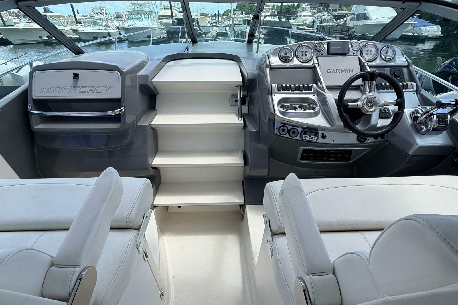 2011 Monterey 320 Sport Yacht