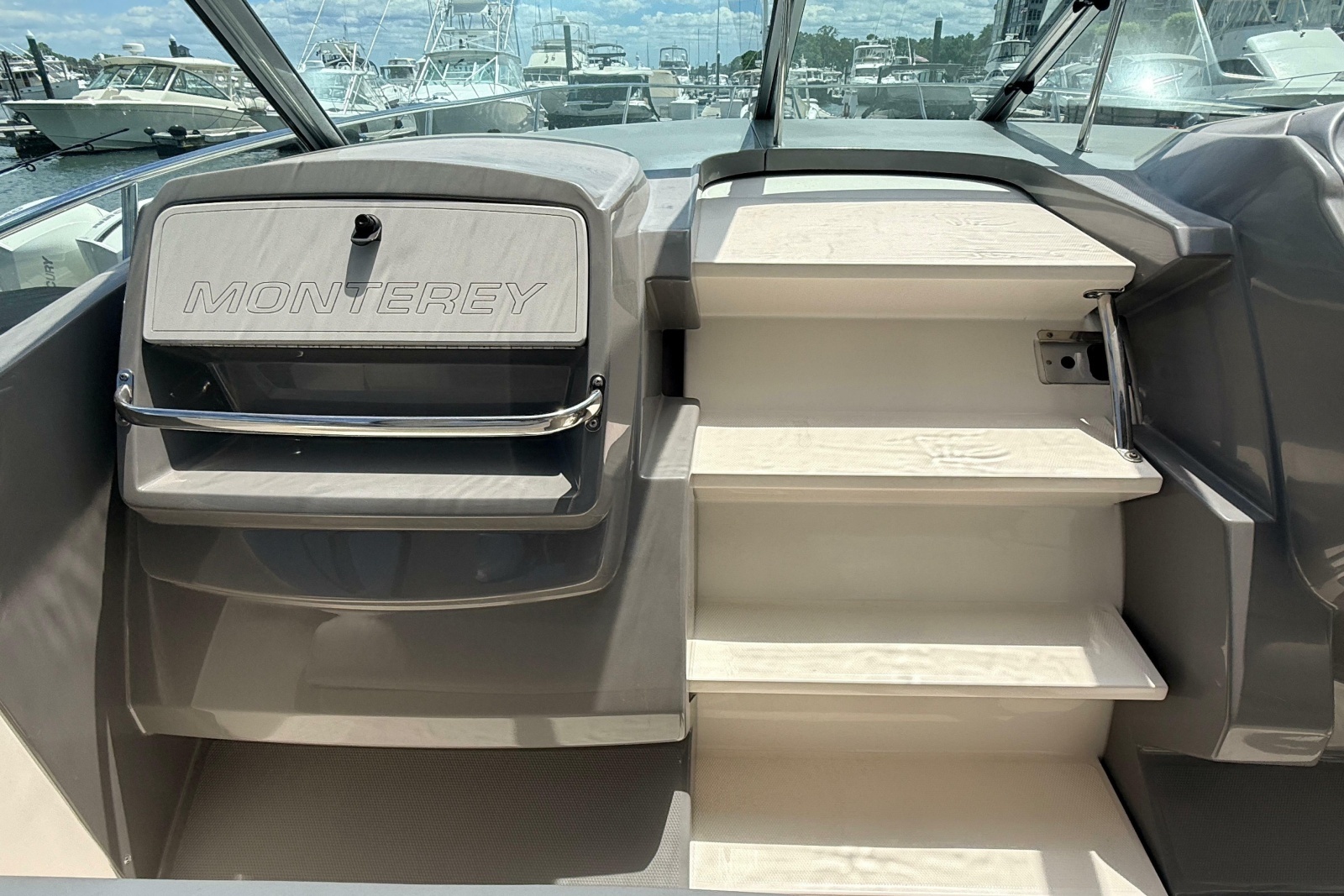 2011 Monterey 320 Sport Yacht