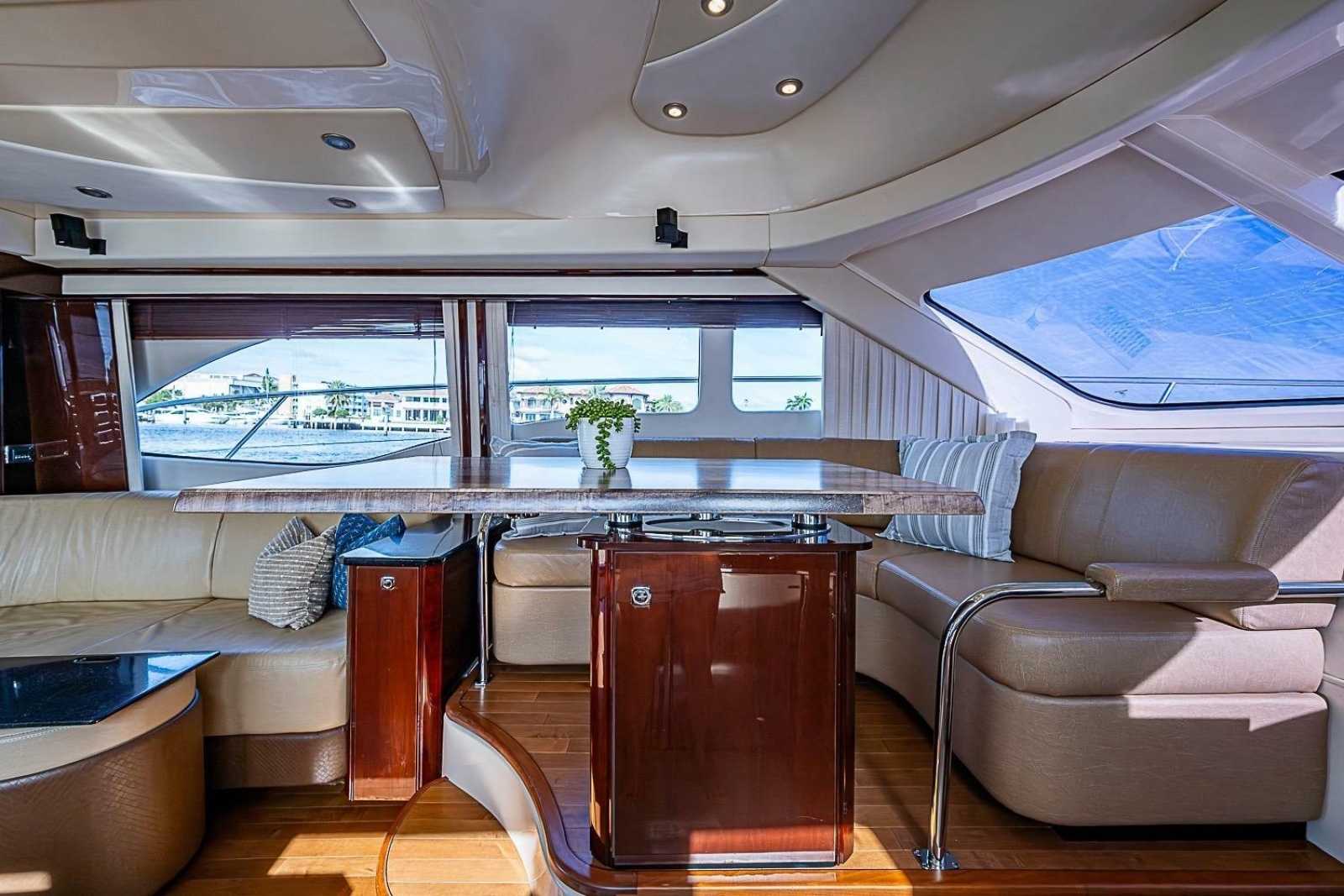 2010 Sea Ray 520 Sedan Bridge