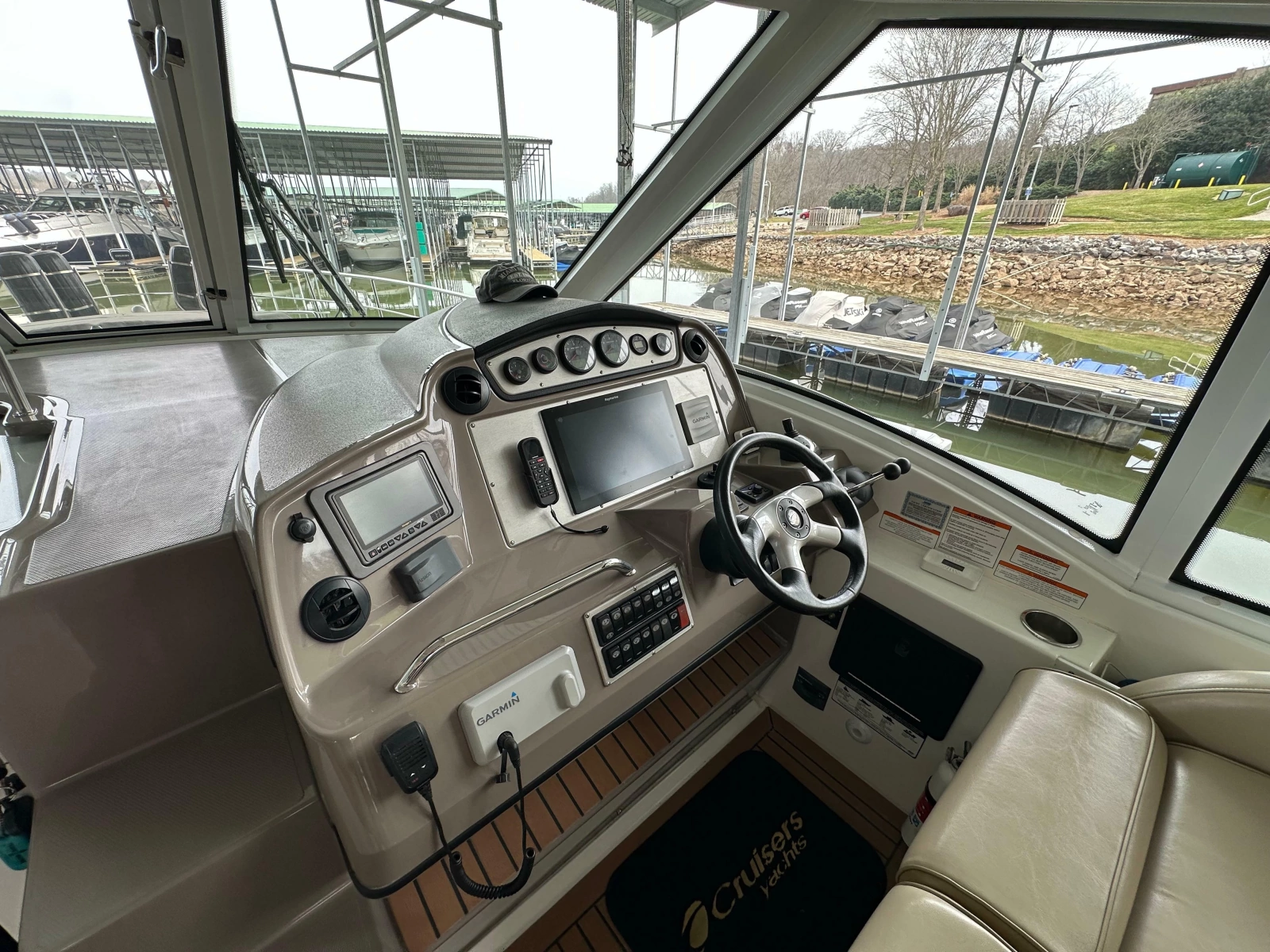 2009 Cruisers Yachts 420 Sports Coupe