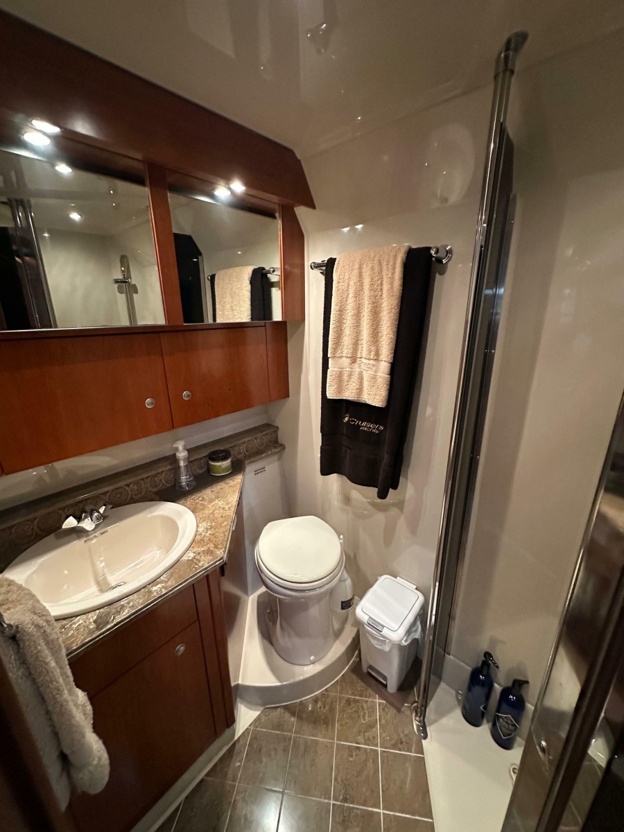 2009 Cruisers Yachts 420 Sports Coupe