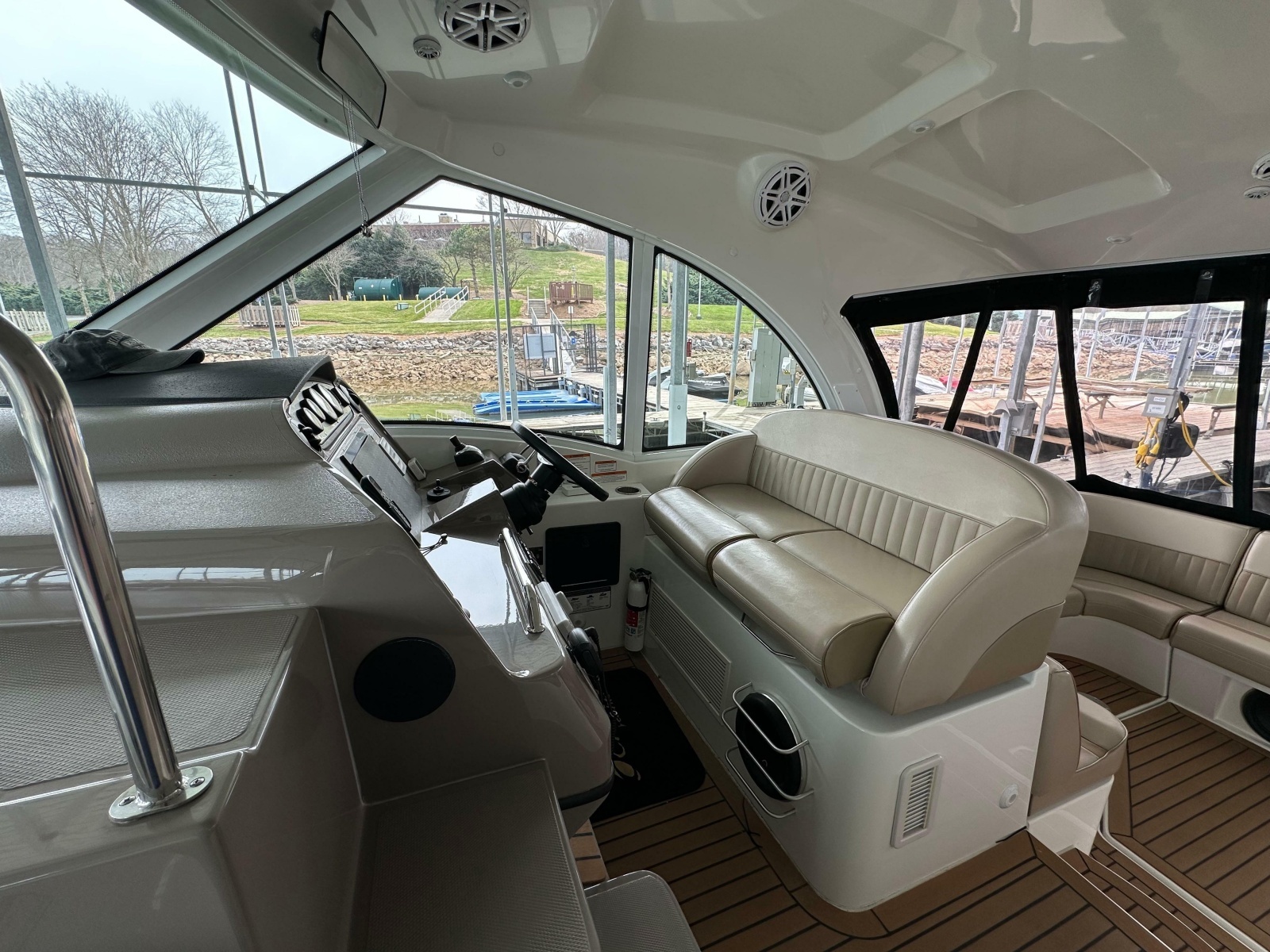 2009 Cruisers Yachts 420 Sports Coupe