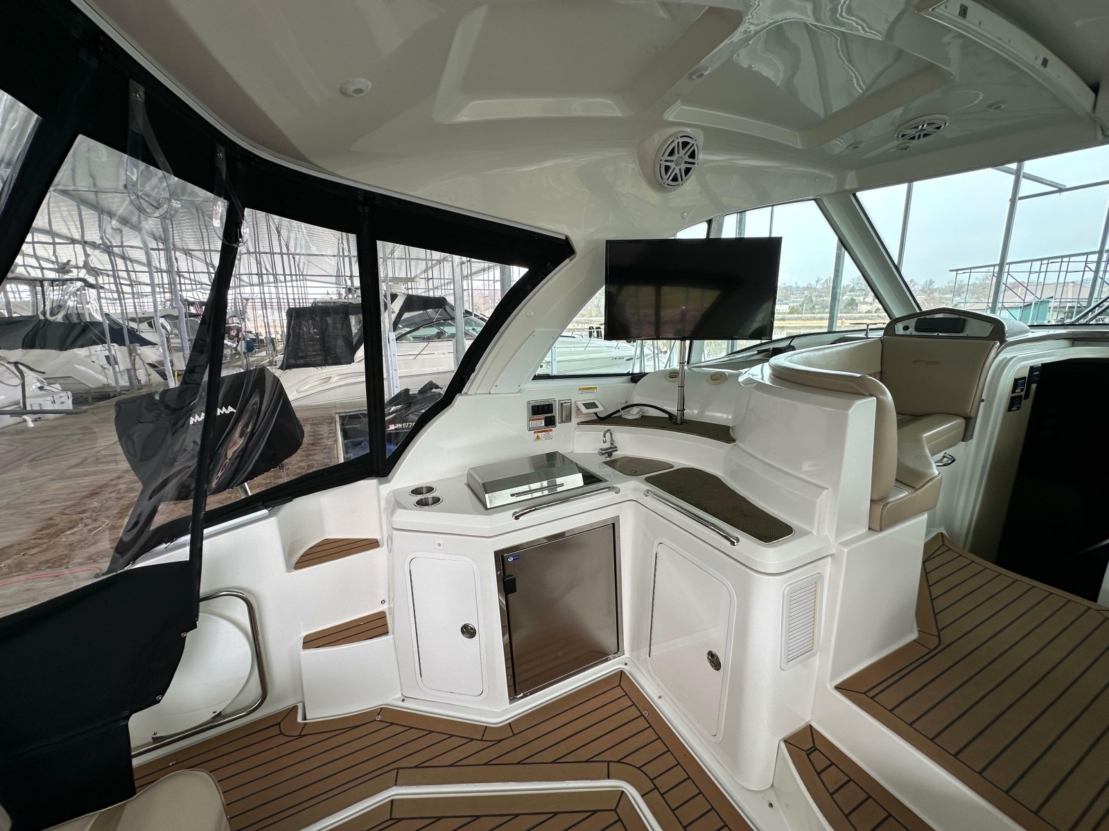 2009 Cruisers Yachts 420 Sports Coupe